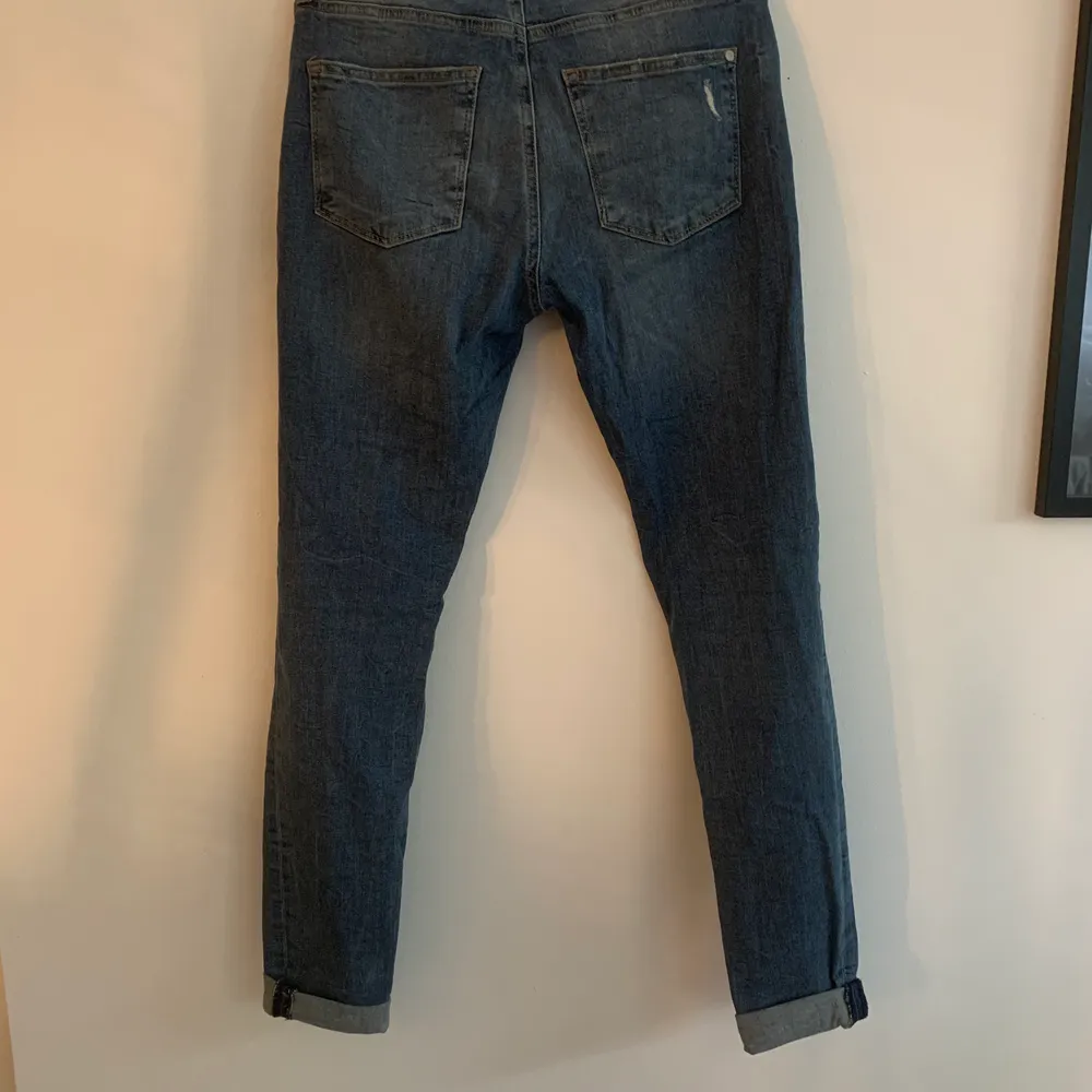 Superfina slitna jeans. Väldigt bra skick, knappt använda. Köparen står för frakten. Fraktar endast.. Jeans & Byxor.
