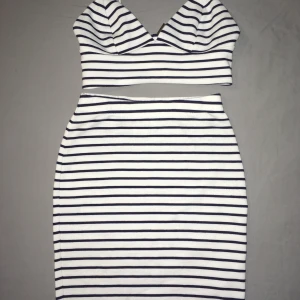 Otroligt fint sett från IVYREVEL! - Vit med blå ränder på, toppen har gullig dragkedja i bak. Säljer hela settet tillsammans! Den passar en S i kjolen och om man har mindre byst än S så är toppen perfekt oxå! Frakt tilkommer.