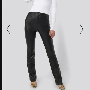 Skinnbyxor - Skinnbyxor från nakd. Använda en gång stl 36 har jätte fin pass form och är super bekväma! Köpta för 399 och säljer dem för 200kr inklusive frakt☺️