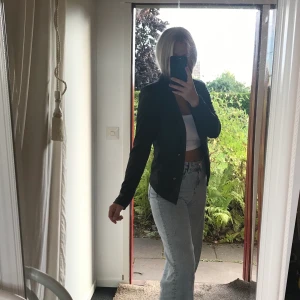 Kavaj  - Fin grå kavaj som jag tyvärr inte använder längre. Fint skick i strl 38. (Skriv för fler bilder)200+frakt  