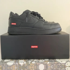 Nike Air Force 1 Supreme - Supreme x Nike AF1 i svart, storlek 42. Använda ett fåtal gånger men har ändå lite scuffs. Bra skick annars!