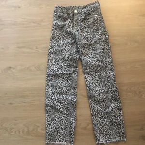 Jeans h&m  - Säljer dessa h&m byxor som är helt oandvända pga för liten storlek! Leopard mönster och stretshiga! Helt raka i modellen! 