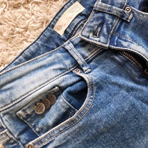 Jeans Odd Molly  - Blåa tighta jeans från Odd Molly. Storlek 27 i midjan🤩🤩 Köpte för ca 800kr