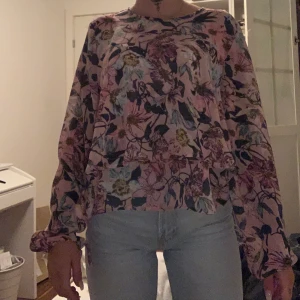 Blus från Gina tricot storlek 40 - Blus från Gina tricot i storlek 40. Knappt använd. 