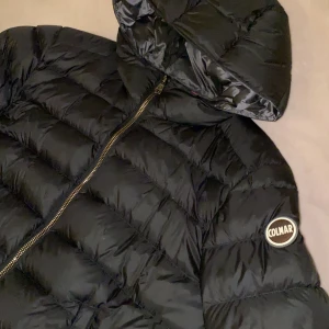 Colmar jacka - Tjock dunjacka från colmar som i princip aldrig använts. Jackan är i otroligt bra skick och ser ut som helt ny. Tillbehören hänger med vid köp av jackan. Köpt för 5000kr