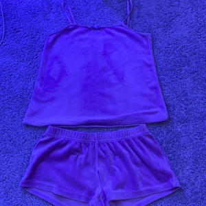 Pyjamas sätt - Ett super skönt pyjamas sätt av sammet för barn i storlek 134/140 1 hav år gammalt 