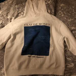 En vit hoodie med målningen water lillies av Claude Monet på. Köpt på pull & bear 2019, säljer pga att den ej används längre