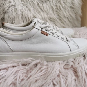 Ecco vita sneakers strl 38 - Vita sneakers från Ecco i storlek 38. Fint skick, endast använda en gång. Skön ergonomisk sula. Har fått dom av min sambo. 