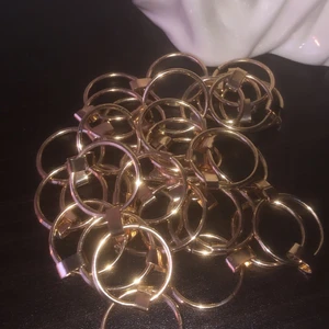 Guldkedja  - Säljer mitt fina guldiga skärp, perfekt för o piffa upp en outfit. Sparsamt använda, köpt från ginatricot ❤️