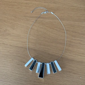 Fint halsband  - Fint halsband med stavar i svart och silver. Endast 10:-! Gratis frakt! 