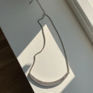 Strasshslsband - Knappt använt halsband med fina stenar säljes för endast 20:-. Gratis frakt! 