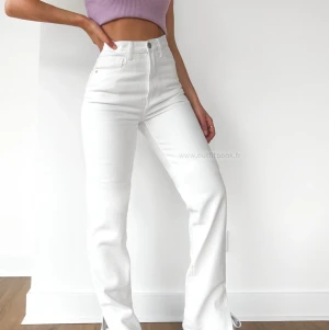 Högmidjade vita straight jeans - Jättefina vita jeans från Cubus. Aldrig använda, endast provade. Passar nog bäst S/M. ( inte exakt byxorna på bilden men de är nästan identiska)