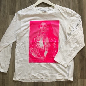 Långärmad tröja - Långärmad tröja från NA-KD med snyggt tryck både fram och bak. Kan mötas upp i Stockholm💗 annars står köparen för frakten!