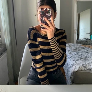 Topp från zara - Helt ny jätte fin topp från zara. Randig, marinblå och guldfärgad storlek s