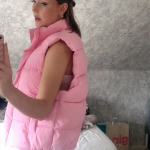 väst från stay 💞 - Säljer min helt oanvända väst från stay, storlek M men sitter snyggt oversize på mig med xs/s 💞 lånade bilder! Köpt för ca 600kr men säljs för 400 🥰 kan möta upp i gbg annars tillkommer frakt 💜