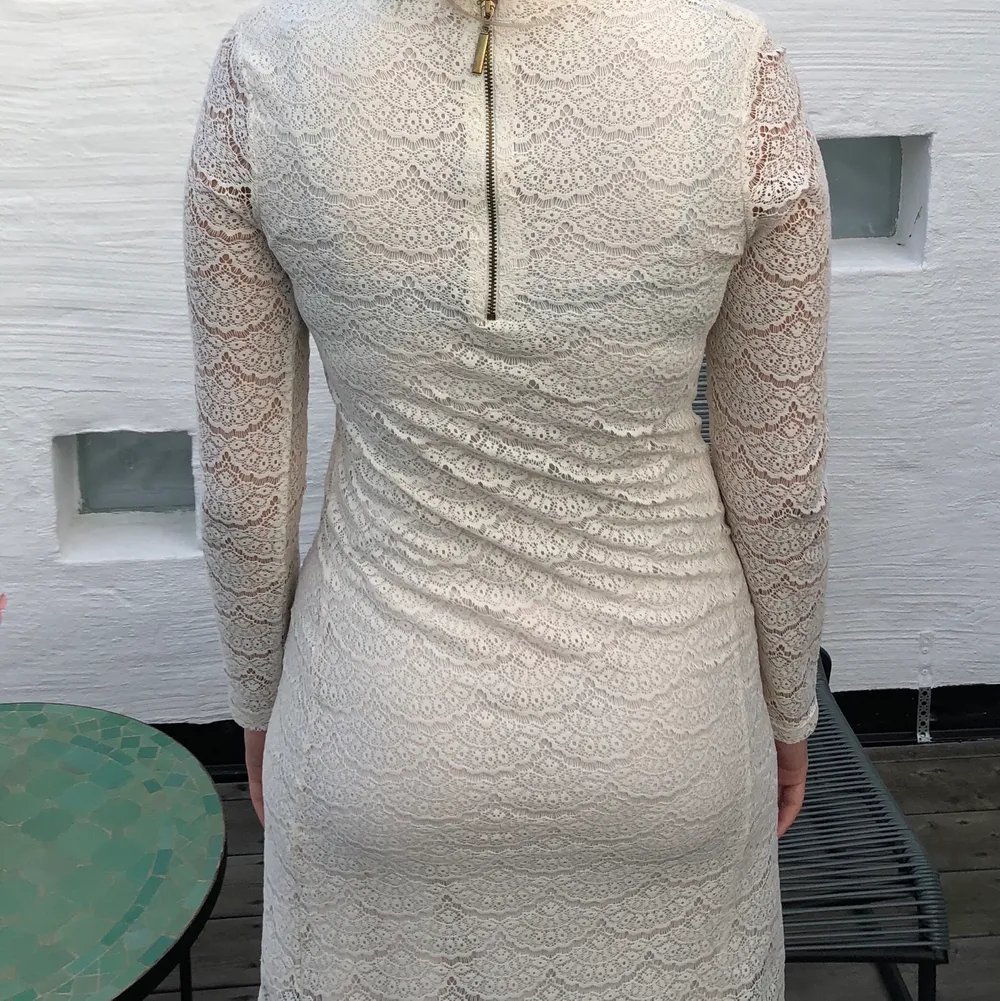 Söt vit klänning med spetsdetaljer som är perfekt till studenten eller vid festtillfällen 😍 Är i mycket bra skick, endast använd en eller två gånger. stl. xs. Klänningar.