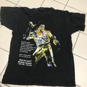 michael jackson tröja  - Tröja i sparsamt skick - kan förekomma nån ”spricka” i motivet. Katt i hemmet - frakt tillkommer! 