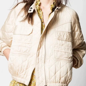 Zadig&Voltaire women’s quilted jacket, oversize and short cut, pockets on the front. - En mycket fin jacka från Zadig Voltaire i mycket gott skick som ny, den är helt oanvänd och säljs till bra pris storlek S