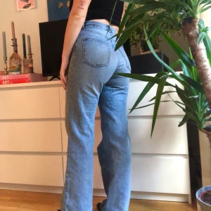 Wideleg Jeans från Monki  - Jeans från Monki! Hyfsat använda därav det låga priset. Snygga i passformen. Jag är 165 cm och de går ner över mina fötter. 🍓