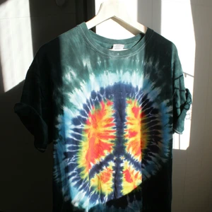 Tie-dye peace hippietröja - En färgexplosion av orange, gult och grönt! Köpt på Beyond Retro. Inte riktigt min grej längre men cool 🔥