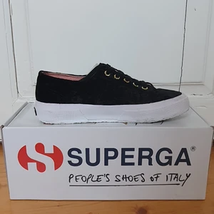 Superga skor strl 36 - Ascoola skor från Superga, svart velvettyg och vit sula. Använda 2-3 gånger, väldigt fint skick. Säljer då dem inte kommer till användning. Skickas givetvis i originalkartong. 300 kr. Storlek 36 - true to size. Fraktkostna