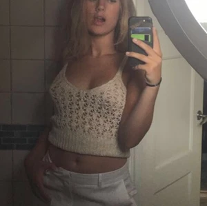 Stickat linne - Skit snyggt stickat linne, säljer pga att jag inte får användning för det. Fin beige färg som passar nu till hösten under en kofta. 