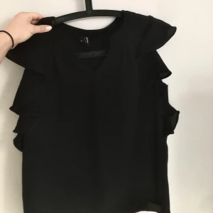 Volangtopp - Jätte fin svart volangtopp från veromoda. Säljer för den inte kom till användning🥰   Är i storlek M men funkar i S