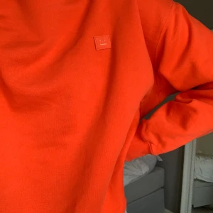 ACNE SWEATSHORT - EN FAVORIT SOM BARA ANDVÖND TYP 6 ggr. Älskar färgen och den är unik och cool! Sitter jätte skönt 💕💘💞👌🏼den är M men passar S och L