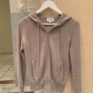 Soft goat kashmir hoodie - Beige kashmir hoodie från softgoat, storlek xs. Väldigt bra skick då jag köpte den i sommras och använt den ett fåtal gånger, endast lite nopprig på baksida arm men det går enkelt att borsta bort med en kashmir borste. Inga defekter/fel. Säljer pga att jag inte tycker att jag passar i färgen🌸 nypris 1900. BUDGIVING AVSLUTAS 26 OKTOBER