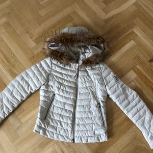 Odd Molly jacka - Hej, säljer nu min odd Molly jacka som är använd Max 2 gånger. Den har inte defekter på sig och ser ut som ny. Storlek 1 vilket motsvarar S. Den är beige och luvan är avtagbar. Nypris ligger på 2495  