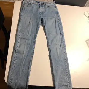 Ljusa Levi’s jeans köpta för 500kr. Är jätte sköna, använda en gång och har inga fläckar. Är för små för mig och säljer för 210kr. Du står för frakten. 