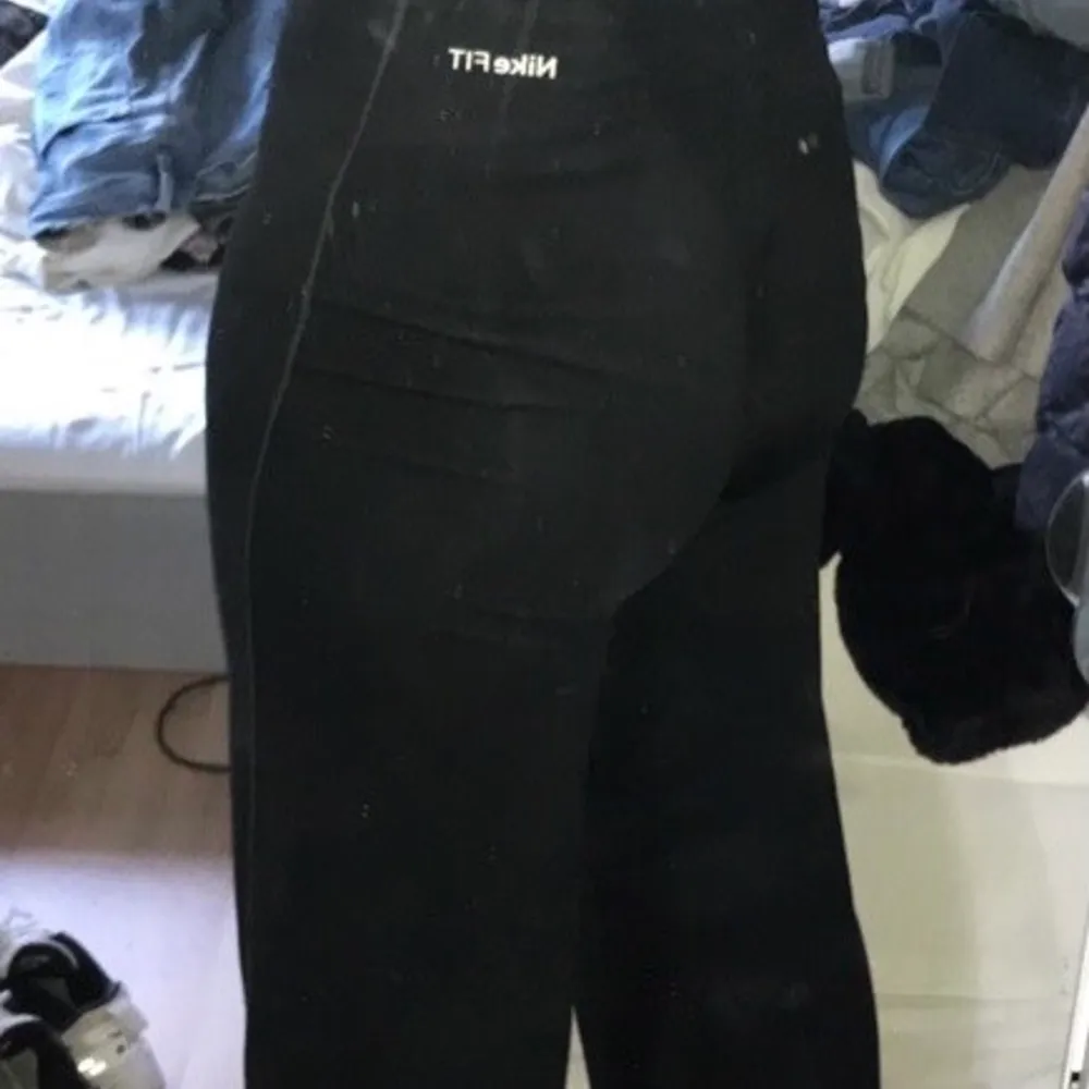 Säljer nu mina svarta vida träningsbyxor från Nike då jag aldrig använder dom. Väldigt sköna och har mycket stretchig och bra passform. Storlek L men passar mig perfekt som är s/m. . Jeans & Byxor.