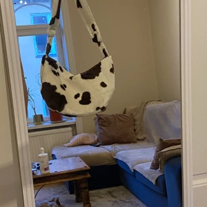 Cow print väska - Sjukt snygg cow print väska🤩🐮. säljer för att jag har två likadana. Supersnygg inga skador och super trändig.