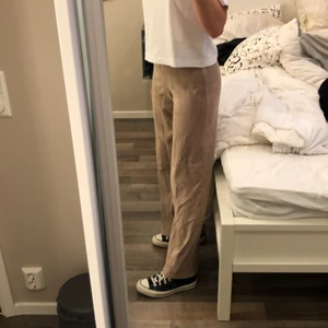 Byxor i maschester - Snygga mjukisbyxor i manchester tyg. Vida och sitter bra på mig som är 167cm. Beige/grå färg. 100kr + frakt eller bud!💞