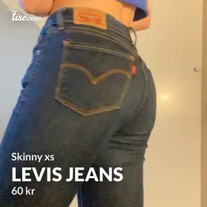 Ett par skinny Levis jeans i storlek xs. Köpt på Levis affär i Thailand 2018. Använd några enstaka gånger och är i fint skick. Baktalar endast genom swish och köparen står för frakten (66 kr). Säljs pågrund av brist på användning:(   Om man har någon fråga eller vill se mer bilder skicka gärna❤️