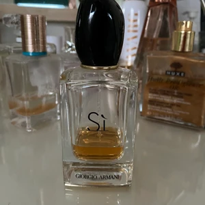 Armani si parfym  - Lite mindre än hälften kvar , frakt kostar extra