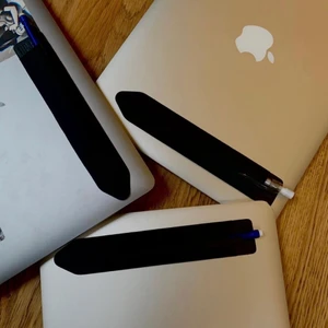 Datorfodral - Jag och mina klasskompisar har startat ett UF företag där vi säljer pennfodral man kan sätta på sin dator. De är väldigt effektiva då man aldrig glömmer sin penna till lektionen igen, för att köpa kontakta här på plick! Gör mest denna annons för att se om folk hade varit intresserade av att köpa. Pris är 49 kr + frakt.