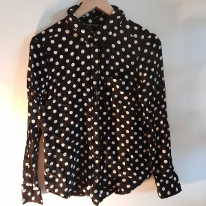 Skjorta  - Fin skjorta från topshop. Passar såväl till vardags som till fest. Inga hål eller missfärgningar. Pris är diskuterbart. 