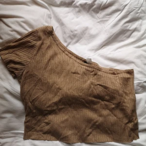 Beige shoulder  t-shirt  - Ganska liten I storleken men passar nog L