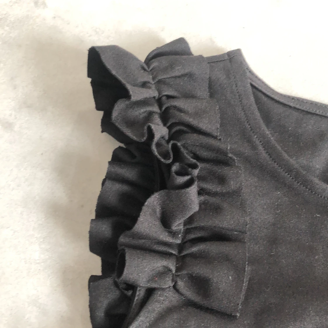 Svart linne med detaljer  - 91