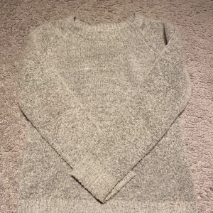 Mysig varm grå tröja - Supermysig till hösten, säljer för den inte kommer till använing. Frakt inkommer! 