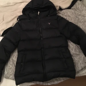 Jacka - Jacka från Gant i marinblå som är köpt på kidsbrandstore, storlek 170 (15 år) men passar mig som har S. Skulle säga att den passar både kille och tjej. Perfekt till vintern. Skriv för bild med den på💕