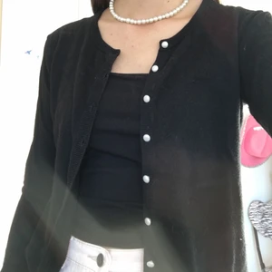 Svart kofta  - En svart kofta med pärlemorknappar🖤🤍 Koftan är från märket Old Navy och är i stl XS. (Köpare står för frakten, 44kr📦) BETALNING SKER VIA SWISH 