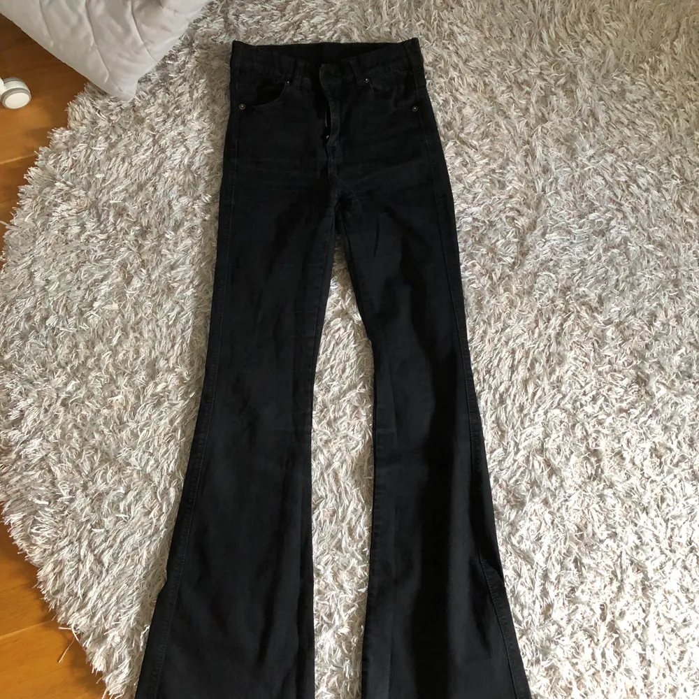 Svarta bootcut jeans från Dr denim. Sitter snyggt på och är i bra skick. Säljer då de ej kommer till användning. Är i storlek S och längden 32. Köpare står för frakten💗. Jeans & Byxor.