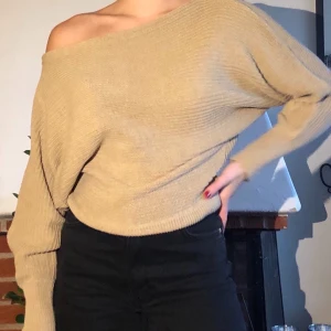 Stickad tröja  - Beige stickad tröja från NAKD strl S använd fåtal gånger :) möts upp i Örebro eller skickar med post