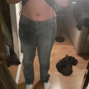 Levi's jeans utsvängda  - Oanvända , storlek L men passar mig som är M/L bra 