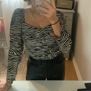 Zebra-mönstrad topp - Superfin topp ifrån HM, storlek 36💕 pris 50kr+frakt