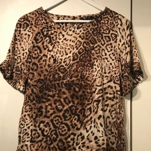 Blus från Rut&circle - Blus från Rut&circle med leopard mönster i storlek S. Väldigt bra skick, endast använd 1-2 gånger. 