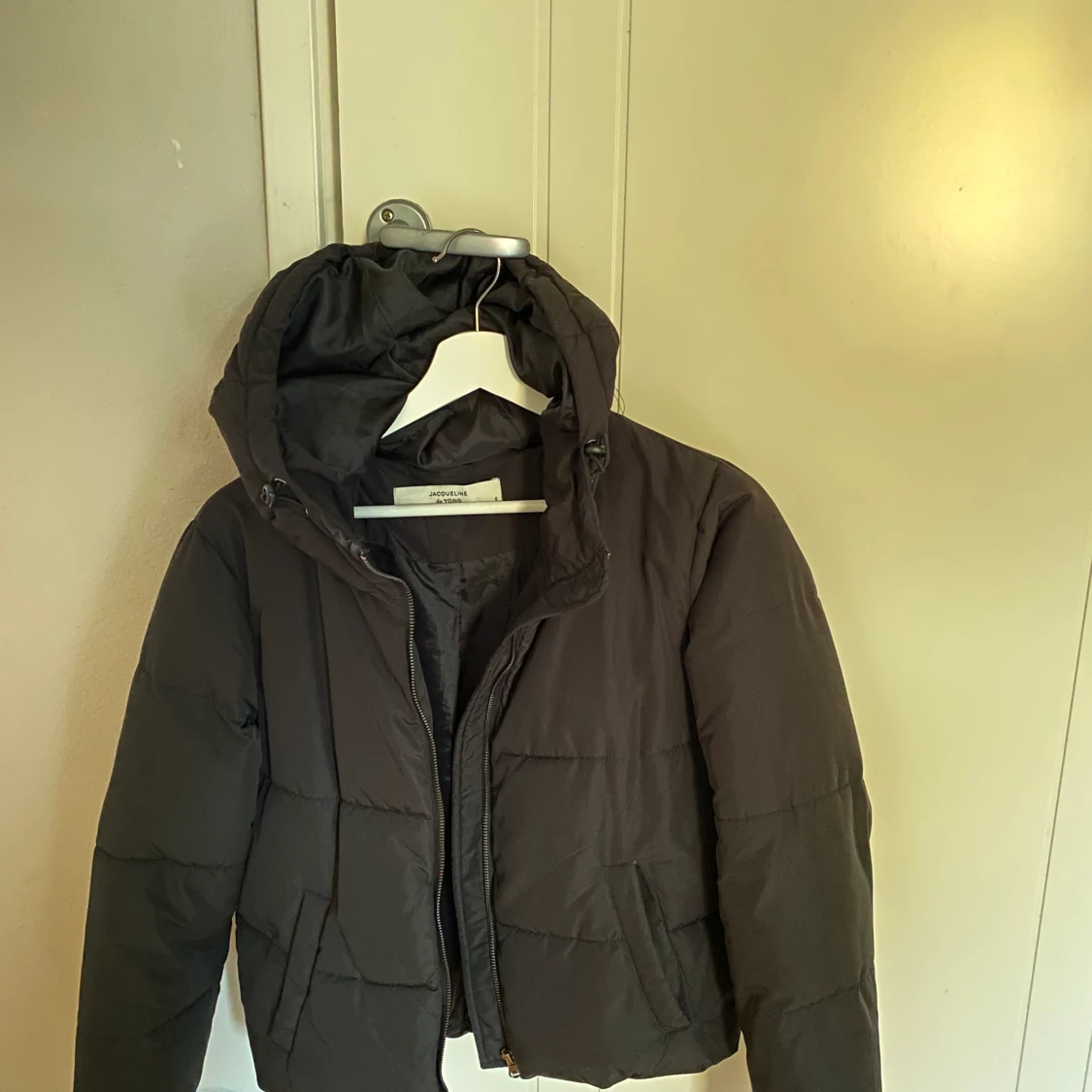 Svart pufferjacka från JACQUELINE de YONG