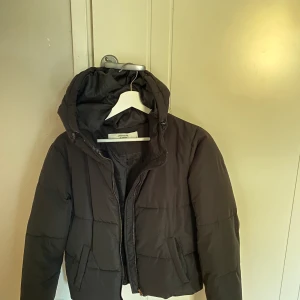 Svart pufferjacka från JACQUELINE de YONG - Jackan är i bra skick. Köparen står för frakten💖